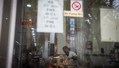 Un carnicero chino en el local que regenta en Barcelona