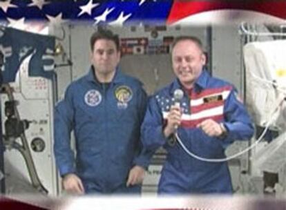 Fincke y Chamitoff, los dos astronautas que votarán desde el espacio en las elecciones presidenciales del 4 de noviembre.