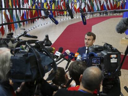 El presidene francés, Emmanuel Macron, atiende a la prensa en el Parlamento Europeo.