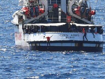 El barco de la ONG con un centenar migrantes permanecen frente a la isla italiana de Lampedusa, a 800 metros