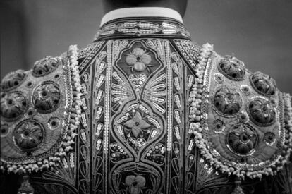 Detalle de la chaquetilla del vestido de luces de Victor Mendes, en el que se aprecian los bordados, alamares y lentejuelas, durante la Feria de Fallas de Valencia, en 1989.