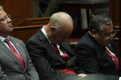 Javier González-Olaechea aparentemente dormido durante el discurso de Boluarte, el 28 de julio.