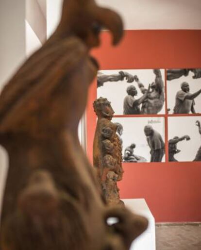 Al fondo, fotografías del proceso escultórico de Ousmane Sow, en Kër Repentigny