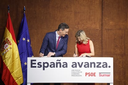 Pedro Sánchez y Yolanda Díaz, durante la firma del acuerdo, este martes.