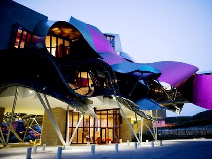 El complejo tur&iacute;stico Marqu&eacute;s de Riscal, en Elciego, incluye un hotel proyectado por Frank Gehry con una estructura voladiza de aluminio y titanio.