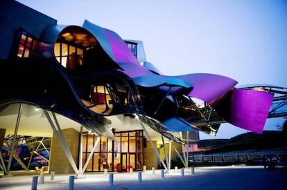 El complejo turístico Marqués de Riscal, en Elciego, incluye un hotel proyectado por Frank Gehry con una estructura voladiza de aluminio y titanio.