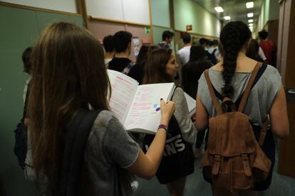 Preparación del examen de Selectividad, en la Facultad de Odontología de la Universidad Complutense de Madrid.