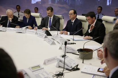 El ministro de Asuntos exteriores, Jose Manuel Gacía Margallo, los reyes de España, el presidente de Francia Francoise Hollande y su primer ministro Manuel Valls presiden el gabinete de crissis en el ministerio del Interior en Paris