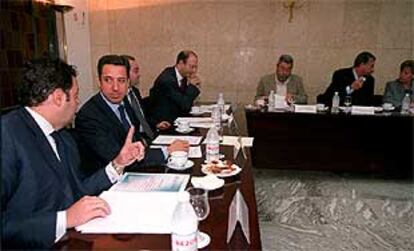 El ministro Zaplana (segundo por la izquierda), en su reunión de ayer con Méndez y Fidalgo (al fondo).
