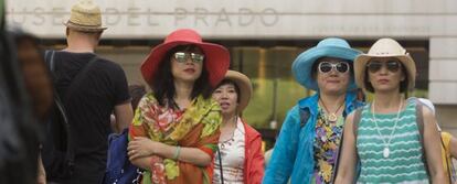 Turistas asiáticas salen del Museo del Prado en Madrid.