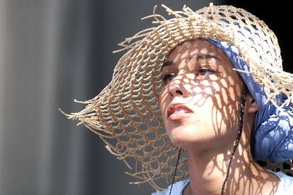 Alicia Keys combina pañuelo a la cabeza y sombrero calado como mix infalible para protegerse del sol.