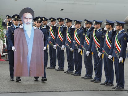Recreación de la llegada del ayatolá Ruholá Jomeini, fundador de la República Islámica de Irán, al aeropuerto de Teherán desde su exilio en Francia el 1 de febrero de 1979.