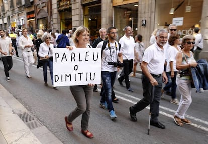 Una mujer sostiene con un cartel antes de llegar a la plaza de Sant Jaume de Barcelona.