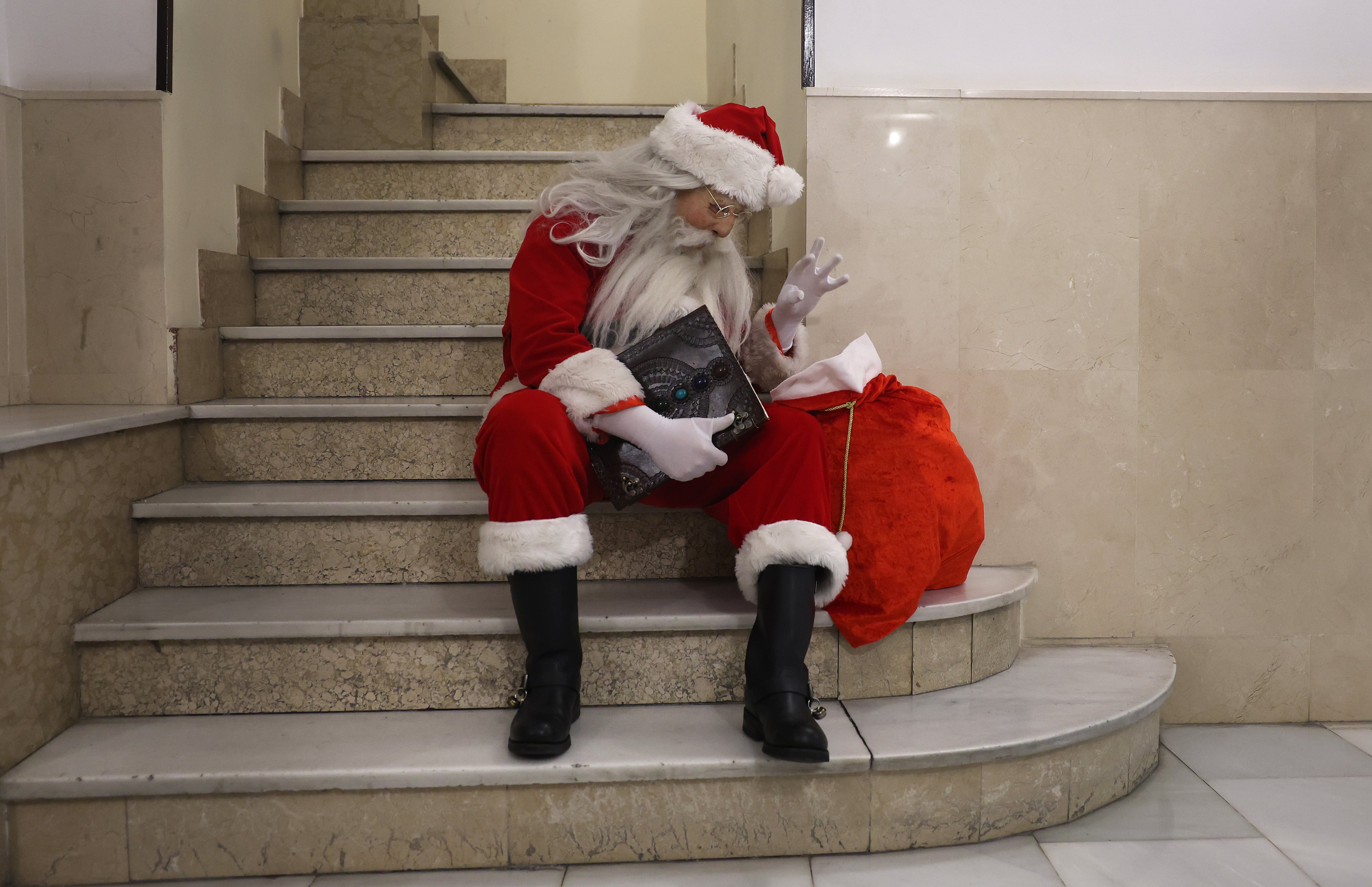 Papá Noel comprueba los regalos que han pedido Álvaro y Virginia.