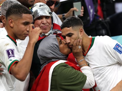 Achraf Hakimi con su madre, después del partido entre Marruecos y Bélgica, el 27 de noviembre en el estadio Al-Thumama.