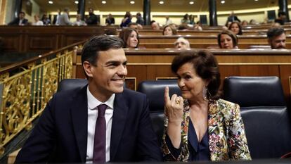 El presidente del Gobierno, Pedro Sánchez y la vicepresidenta , Carmen Calvo, en el Congreso de los Diputados.