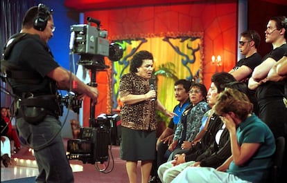 Carmen Salinas durante la conducción de 'Hasta las mejores familias' programa producido por Televisa.