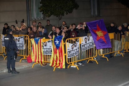 Sympathizers waiting outside the Supreme Court for Carme Forcadell to walk out.