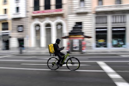 Un repartidor de Glovo circula por el centro de Madrid.