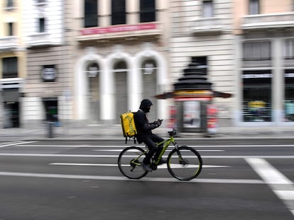 Un repartidor de Glovo circula por el centro de Madrid.