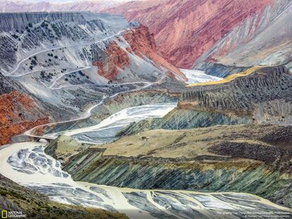 Tian-shan ('montaña del cielo' en chino) es una de las cadenas montañosas más largas en asia central. Los ríos que recorren el valle han erosionado la cara norte del Tian-shan y han excavado cañones que están coloreados por la riqueza de los sedimentos. Dan como resultado esta pintura natural tan surrealista.