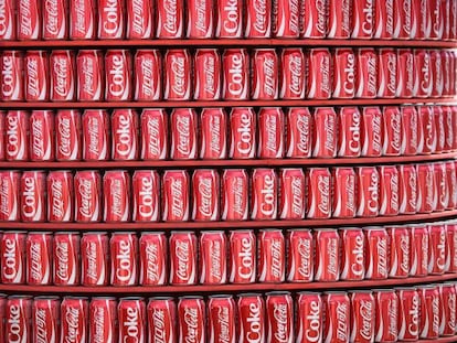 Latas de Coca Cola.
