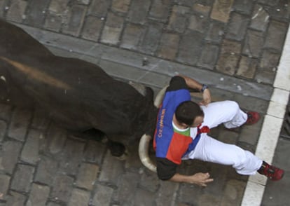 Los toros de la ganadería de Fuente Ymbro, durante el quinto encierro de los sanfermines, rápido y sin heridos por asta.