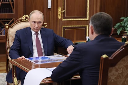 El presidente de Rusia, Vladímir Putin, en una reunión con un funcionario ruso en Moscú, el 18 de agosto de 2025.