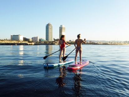 Dos personas haciendo paddle surf en el litoral de Barcelona, en una imagen de archivo. 