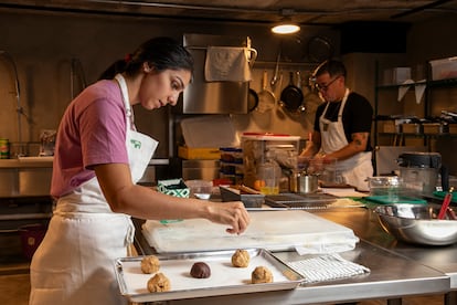 Karishma Sanghi, jefa de panadería realizando pruebas del menú de Green Rhino, panadería de Richard Hart en Ciudad de México el 20 de junio del 2025.