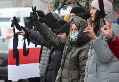 Movilización este viernes en Minsk en memoria de Roman Bondarenko, un partidario de la oposición que murió el jueves tras ser agredido por enmascarados y detenido por agentes de paisano.