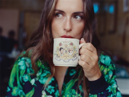El fotógrafo aportó 'memorabilia' londinense: Alexia Putellas bebe de la taza de la boda del príncipe Carlos y Lady Di.Antonio Mingot