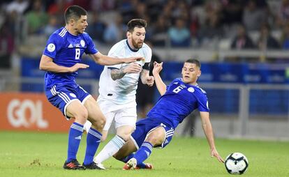 Messi ante Rojas y Sánchez en el Argentina-Paraguay.