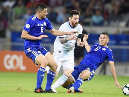 Messi ante Rojas y Sánchez en el Argentina-Paraguay.