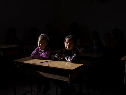 Dos alumnos de la escuela que la ONG Alkaria tiene en un asentamiento informal de refugiados de Terbol, donde es profesora Hela, de 29 años.