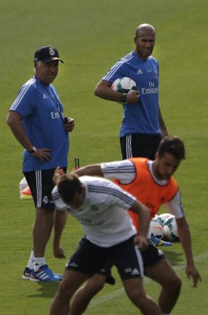 Ancelotti y Zidane asisten al entrenamiento del Madrid ayer.