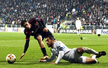 Davide Calabria, jugador del Milán, busca la pelota ante Mate Males, del Rijeka.