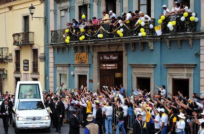 El papamóvil avanza por las calles de Guanajuato, el 24 de marzo.