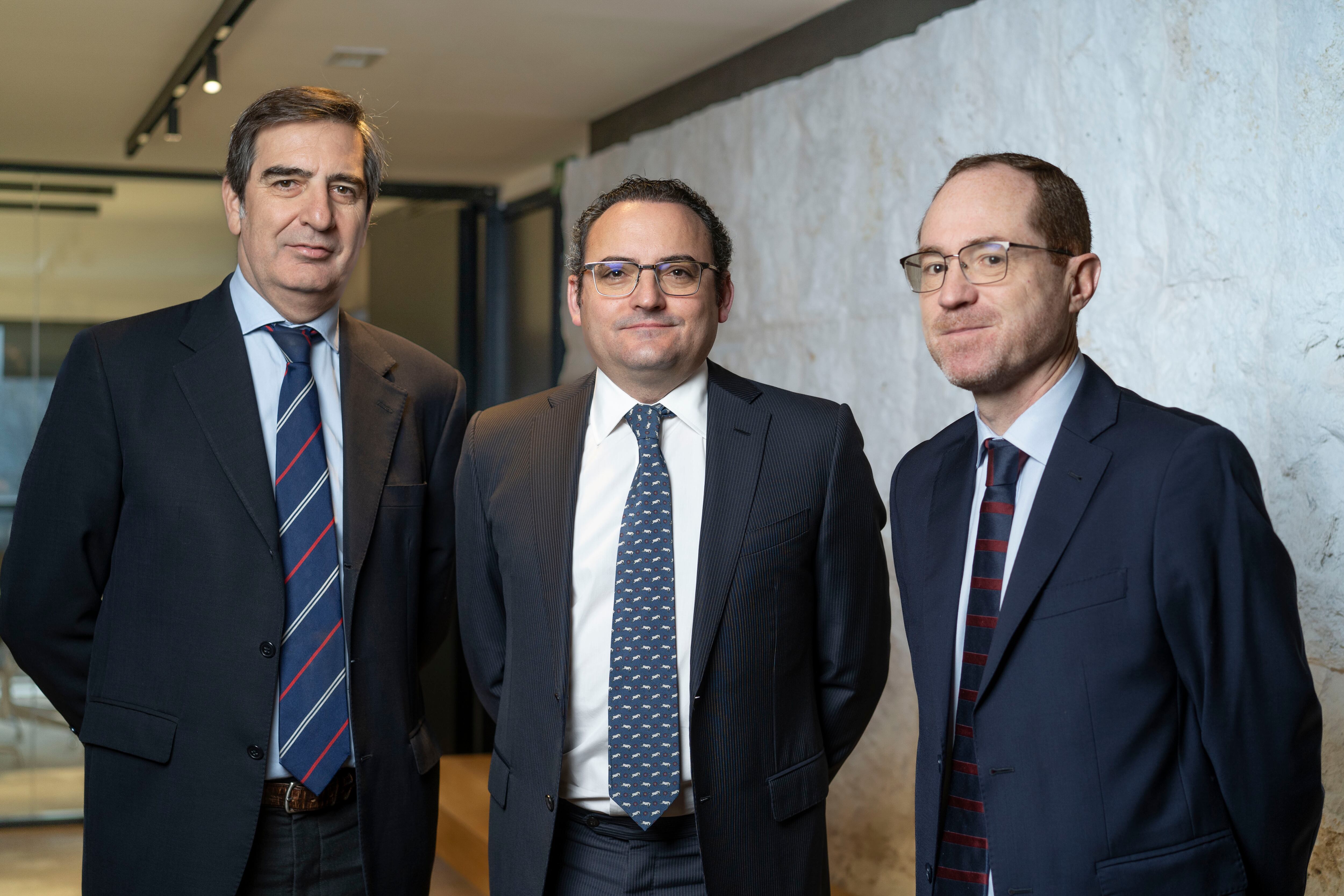 En la foto de izq. a dcha.: Jesús Zapata, socio director de DLA Piper España, Juan Verdugo y César Herrero.