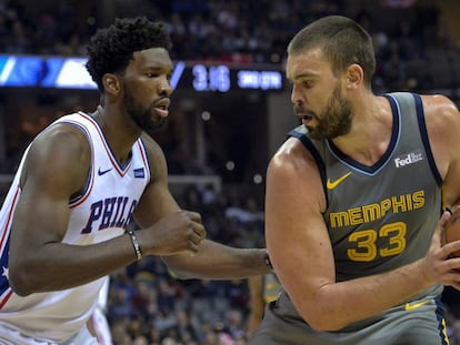 Marc Gasol, frente a Joel Embiid.