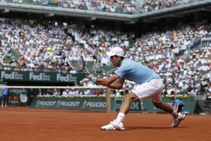 Djokovic resta un servicio de Nadal durante la final masculina de Roland Garros 2014.