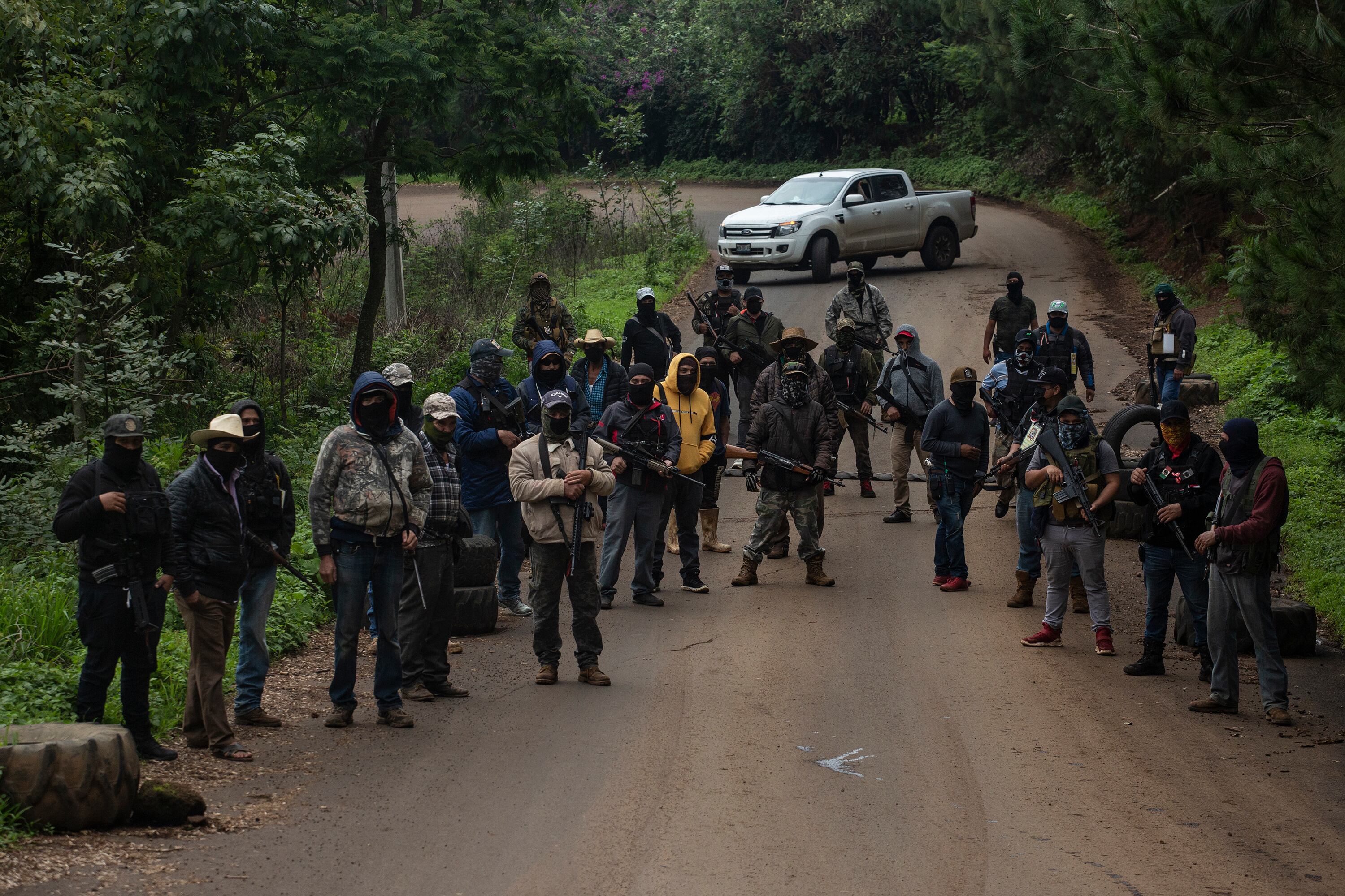 Integrantes de una autodefensa llamada Pueblos Unidos imponen un retén en Ario de Rosales (Estado de Michoacán), en 2021.