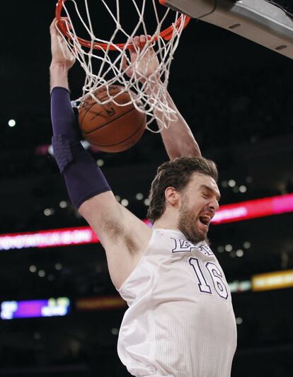 Gasol encesta en un partido contra los Knicks en noviembre de 2012.