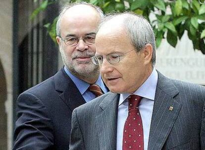 El presidente José Montilla y su consejero Antoni Castells (detrás), en el Palau de la Generalitat.