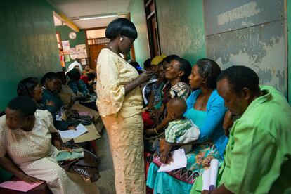 Beth Kabasabiti, miembro de una asociación de apoyo a mujeres con cáncer, coordina una sesión entre varias afectadas en el hospital Mulago en Uganda.  