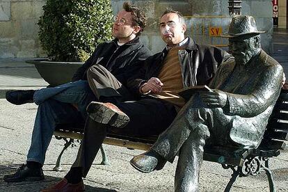 Un hombre fuma un cigarrillo junto a la escultura del arquitecto cataln Antonio Gaud en la Plaza de San Marcelo de la ciudad de Len, en el primer da laborable bajo la "ley antitabaco".