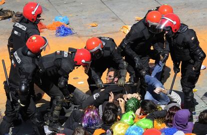 Tras la marcha, unas 1.500 personas estaban concentradas en la plaza a las 23.00, aunque, de madrugada, quedaban en el lugar unas 150.