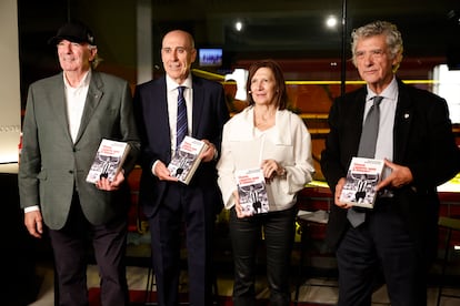 El exjugador del Athletic Manu Sarabia (centro-izquierda) en la presentación de su libro 'Chaval, ¿quieres venir al Athletic?', este miércoles.