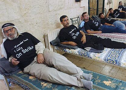 Un grupo de palestinos en huelga de hambre en solidaridad con los presos en la ciudad de Ramala.