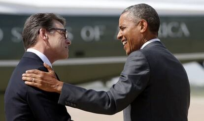 Rick Perry y el presidente Obama durante una visita para tratar la crisis 